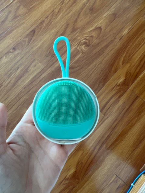 Máy nhỏ gọn, cầm vừa tay, màu sắc xinh xắn. Dễ sử dụng với một nút điều khiển. Khi dùng máy cảm giác da mặt sạch hơn rất nhiều, hết cảm giác nhờn rít sau một ngày làm việc. Máy rung mạnh vừa, êm dịu trên da mặt