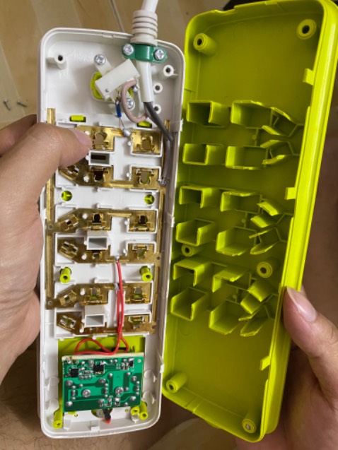 Ổ to nhưng rất nhẹ. Dây điện cắm mỏng nhỏ. Đúng vs giá 60k. Chui cắm sạc như hình của mình k nên cắm vì cắm sẻ bị dính luôn và phải tháo ốc ra mới lấy đc.