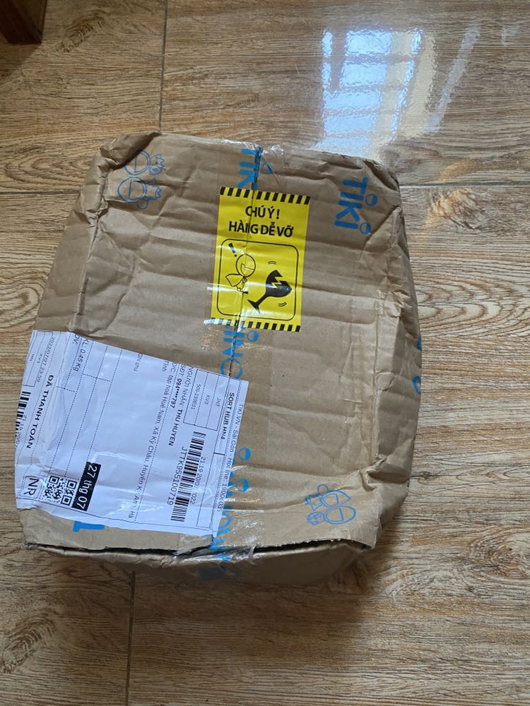 Mình đã mua hàng tại Mall của nhiều hãng, thậm chí của anessa trên sàn L nhưng chưa bao giờ có nơi nào có kiểu hàng nhận về tay quá đáng như này. Ko biết là lỗi do đóng goi hay do bên vận chuyển mà đến tay KH kiểu như vậy. KH bỏ tiền ra rước bực vào người