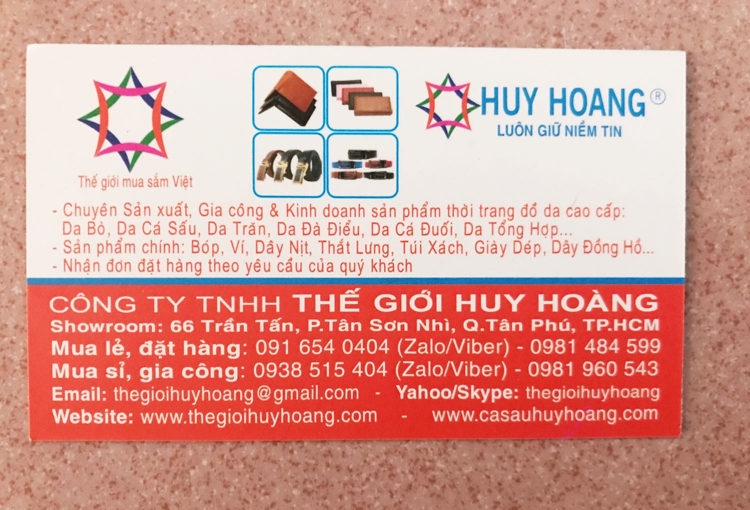Tiki giao hàng nhanh, đóng gói kĩ càng.

Dây nịt được đựng trong hộp nhìn khá đẹp & bắt mắt, có phiếu bảo hành 1 năm kèm theo. Mua tặng hay xài đều ok.

Chỉnh kích thước theo vòng bụng cũng dễ, chỉ cần mở khoá phần mặt trong của dây nịt để tháo rời dây ra, đo theo vòng bụng và dùng kéo cắt bỏ phần dây thừa rồi gắn lại vào phần mặt dây nịt là xong. Bạn nào định mua mà đắn đo phần thu chỉnh dây thì khỏi lo nhé vì dễ làm lắm.