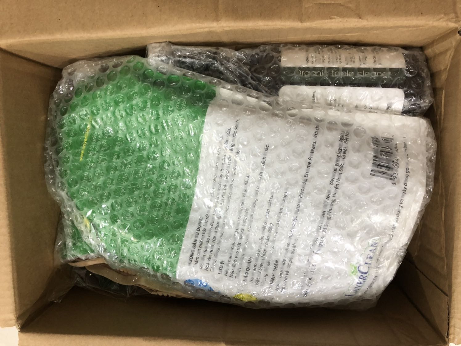 Tiki đóng gói cẩn thận & kỹ càng, bao bì thiết tế kế đẹp, sang trọng, mùi hương dễ chịu, nắp xịt dễ sử dụng, nhưng lúc sử dụng vẫn bị nước ra tay.
Còn tác dụng thì mình ko biết vì ko kiểm tra đc, chỉ là cảm tính thôi.
Xài tốt thì mình sẽ tiếp tục ủng hộ thương hiệu này.