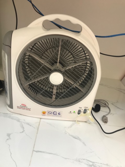 Quạt rất mát, đèn sáng lắm. Quạt nặng tay nhé. Ko biết  dùng có lâu dài ko nhưg cứ làm theo hướng dẫn 1 tháng sạc 1 lần tối thiếu 8 tiếng để ko bị chai pin và khô bình. Đáng đồng tiền. Tưởng nhỏ mà nhận hàng thấy to bất ngờ so với tưởng tượng của mình.