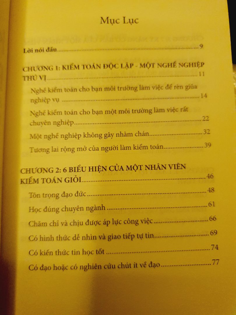 Mình đọc lướt qua tiêu đề, không để ý kỹ chữ Kỹ năng đinh ninh là những vấn đề mắc phải khi làm kiểm toán, mua về cầm lên nghĩ lại mới thấy sai lầm. Sách dành cho các bạn năm nhất, năm 2 cần định hướng hoặc muốn có cái nhìn tổng quát chứ những người đi làm rồi thì cuốn này vô thưởng vô phạt vì đều đã biết hết những cái trong sách này ghi rồi, hoặc đi thực tập cũng đủ để biết những cái trong sách nói. Nói chung là không có giá trị đối với mình.