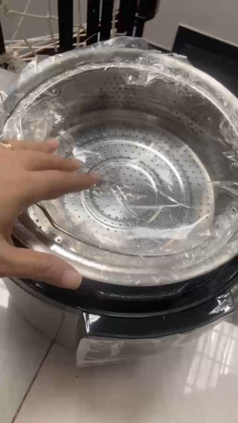 Ko tin được luôn, đặt hàng xong, 30 phút sau Tiki có mặt ngay trước cửa nhà giao luôn! M trước mua cái nồi Tefal rồi, lòng mỏng hơn Elmich nhiều. Nhà m sài ấm nước, bếp điện elmich ưng quá nên giờ phải sắm thêm em áp suất này. Bếp với ấm mình sài mỗi ngày hơn 5 năm rồi, ko ho hen hư hao gì hết trơn. Sắm thêm được bé áp suất xinh gái này thích quá