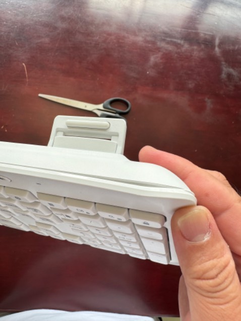 Vừa mới nhận đc đơn hàng khi khui ra thì gặp tình trạng bàn phím bị hở góc phải trên cùng, móp có lẽ do đã bị va đập trong lúc vận chuyển.