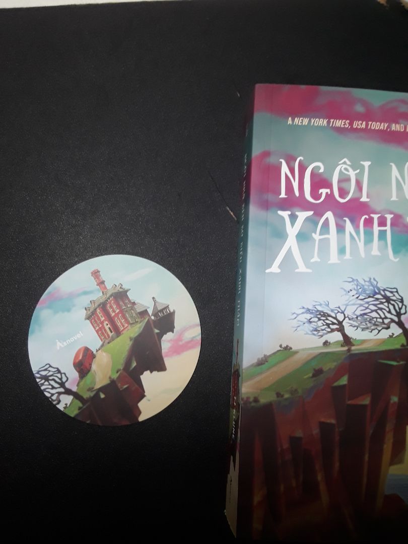 Sách được đóng gói rất kỹ càng, đây là lần thứ 2 mình mua sách trên tiki  và trải nghiệm cực kỳ tốt, sách được giao rất nhanh tầm 2-3 ngày, có điều mình tải app xuống và sử dụng có vài trục trặc. Mình mua cuốn ngôi nhà bên bờ biển xanh thẳm khi được sale giảm còn 87k. Sách có bookmark kèm theo. Bìa sách siêu dễ thương phù hợp đọc cho mùa hè.