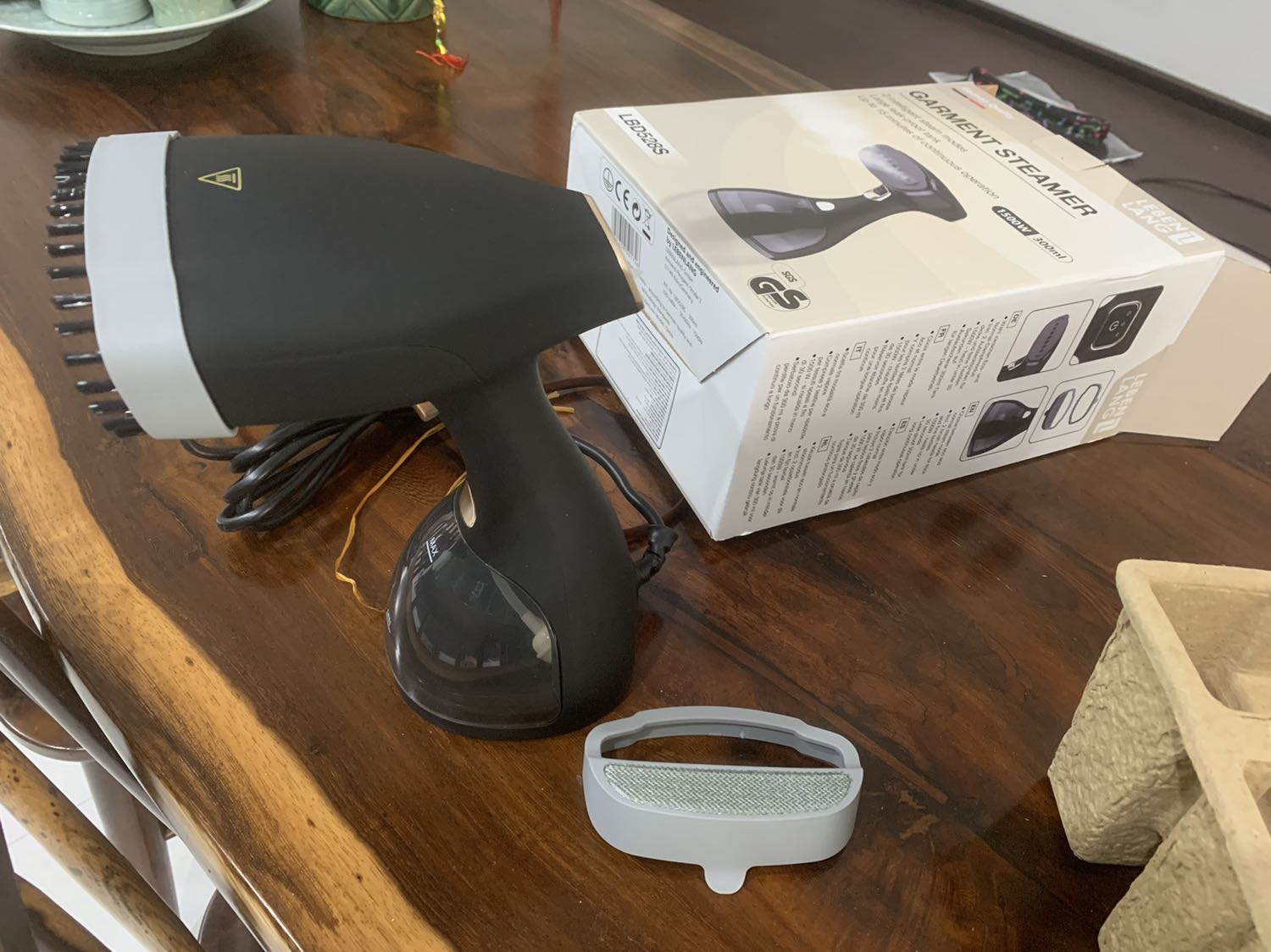 Hàng giao đúng thời gian, tuy nhiên hộp bị thủng! Máy xài tốt, tiện lợi, là phẳng áo quần, có phiếu bảo hành đầy đủ! Nên dùng ngựa ủi để ủi hiệu quả hơn!