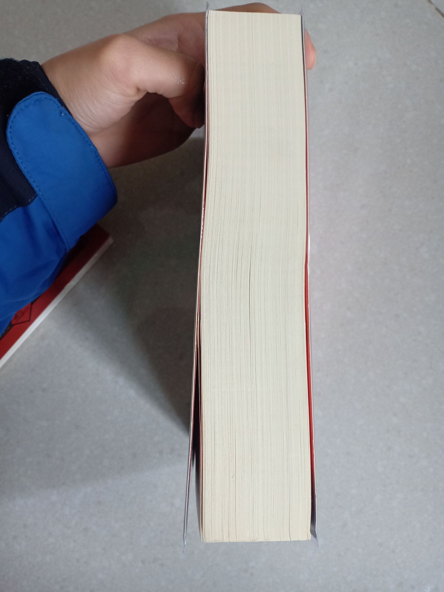 Mình đã mua edition này gần hết series rồi vì bìa đẹp quá. Sách gáy đóng chacw chắn, giấy màu đẹp font đẹp, nhẹ. Tiki đóng gói cẩn thận nữa.