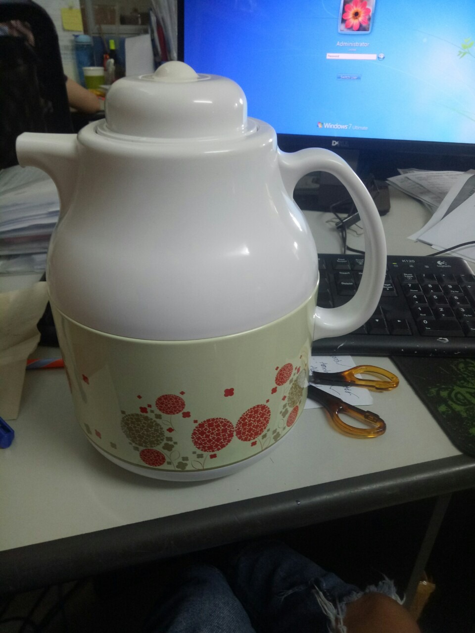 Thật thất vọng về tiki quá, bao lần mua hàng đều hài lòng mà lần này gửi cho mình cái bình trà lỗi, đây là cố tình gửi hàng lỗi cho khách chứ không phải là vô tình đâu, làm ăn phải giữ chữ tín chứ. Bình trà bị bong tróc 3 nốt to lớp mạ ở trong, bong sâu vào trong luôn ấy. Mình đã phản hồi để trả lại hàng mà chưa thấy tiki phản hồi gì, mất công chờ mãi mới đc giao hàng, mất công trả lại, chả biết bao giờ tiền mới đc hoàn.