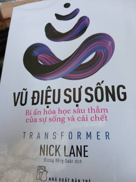 Những bí ẩn hóa học của sự sống, một chuyên môn sâu nhưng dành cho đại chúng.