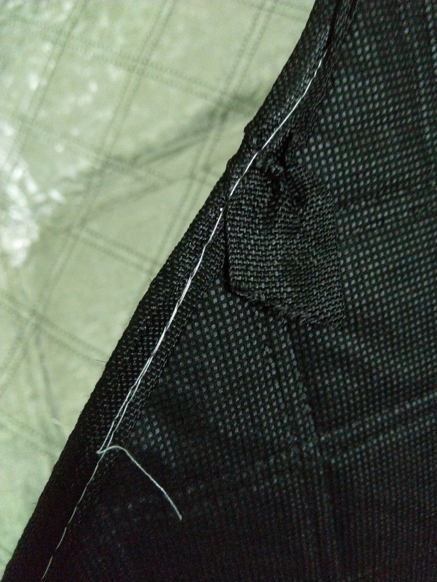 đường may cẩu thả, vải đen lại may chỉ trắng, ko cắt vải thừa, khoảng cách mũi chỉ quá to nên chắc chắn chỉ vài lần sẽ bị tuột. Quá tệ, 2 sao là còn nương tay