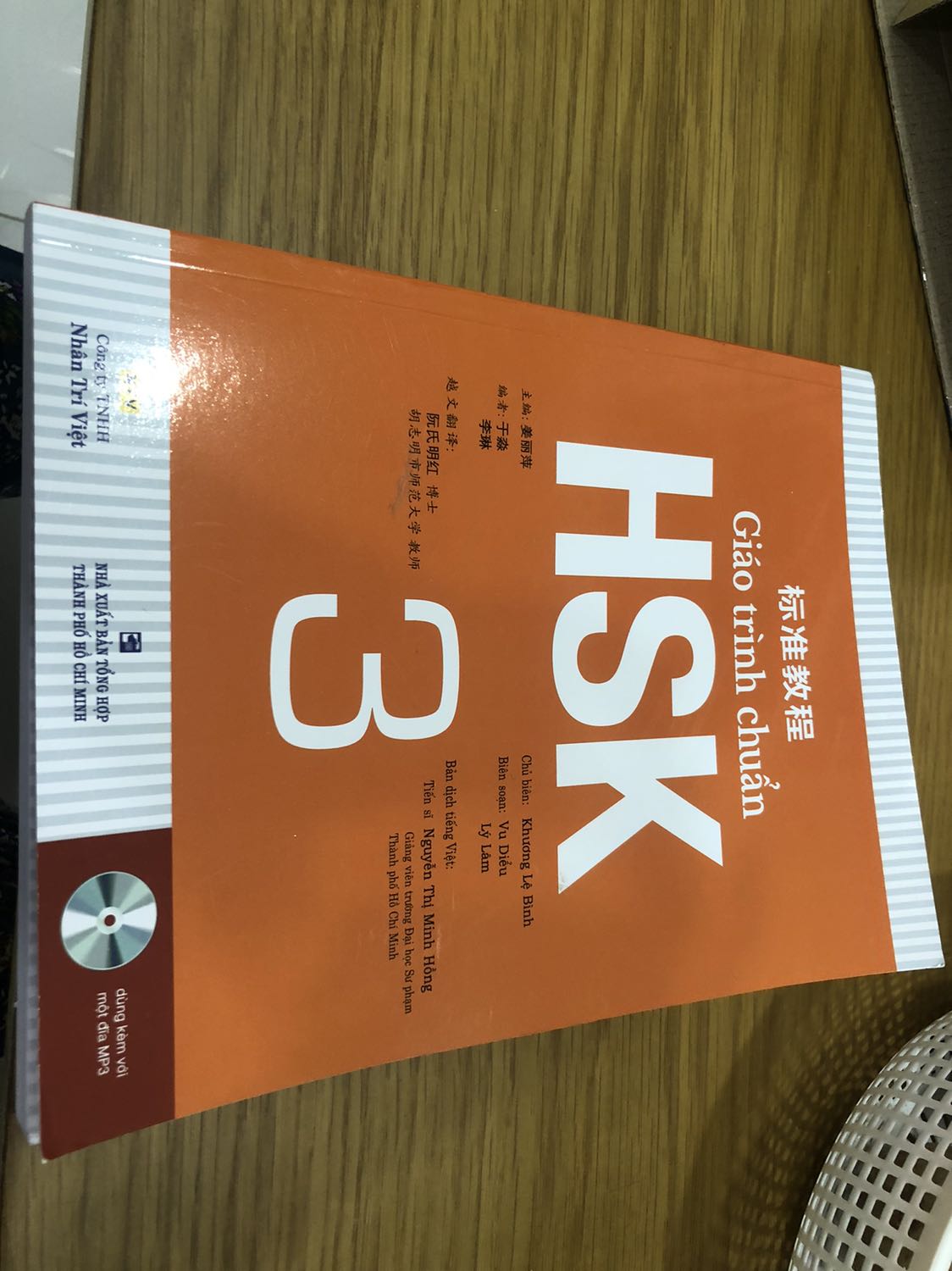 Bìa bên ngoài thì hơi cũ xíu thôi, chắc do lưu kho, bên trong sách thì mới tinh, đầy đủ đĩa mp3, nói chung nên mua để học tốt hơn