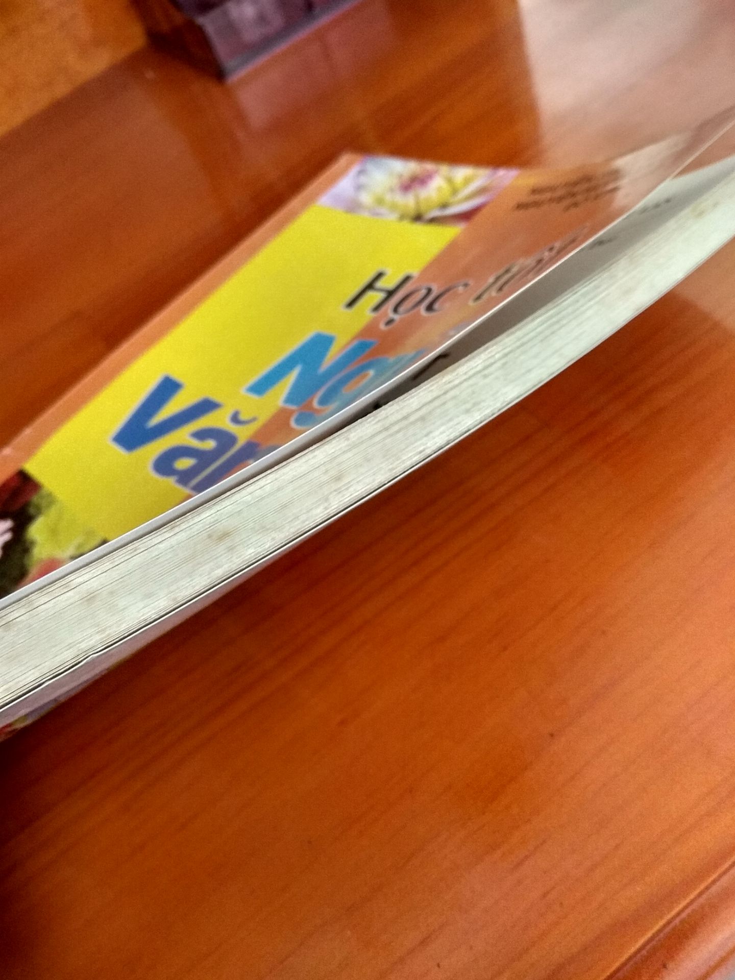 sách này bị ố vàng ở trang sách khá nhiều nhưng nội dung truyền tải thì khá ok, rất hợp với mấy bạn học sinh^^
giao hàng thì nhanh hơn dự kiến .