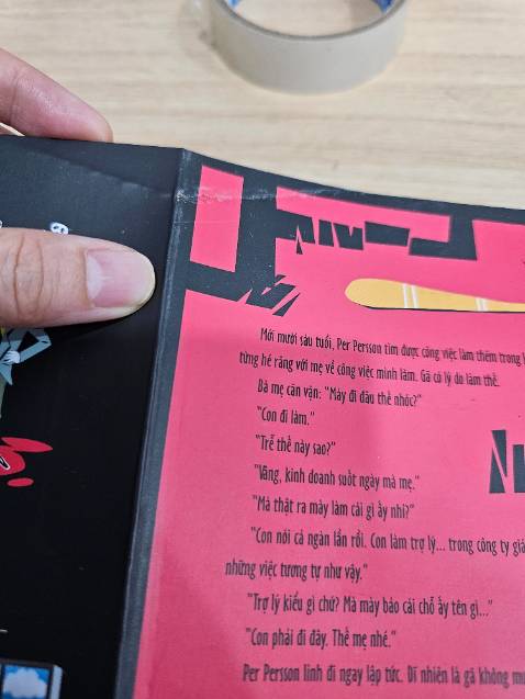 Nội dung hài hước theo phong cách rất thông minh của tác giả. 
Một lời khen cho dịch giả, hẳn chị cũng phải "xà lơ" dữ lắm mới dịch ra được cái hay, cái hề của bản gốc bằng ngôn từ gẫn gũi, bình dân như thế.
Giao hàng nhanh, đóng gói có book care kỹ lương. Tuy sách còn nguyên seal nhưng gãy bìa.