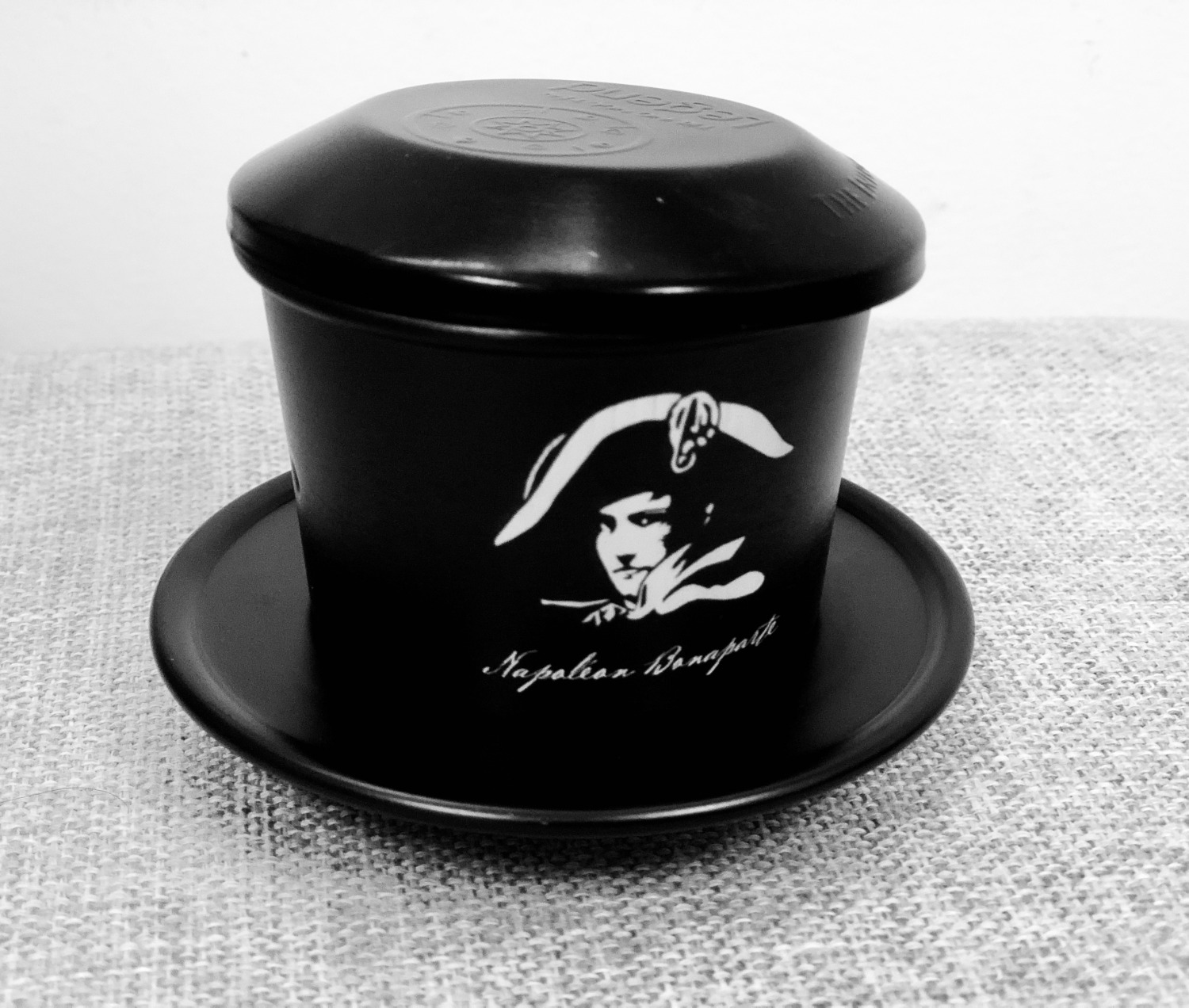 Tiki vẫn đóng gói kỹ lưỡng như thường lệ. Cấp hóa đơn điện tử ngay sau khi đặt hàng. Giá vận chuyển khá tốt mà lại khá nhanh. Tóm lại mình đánh giá dịch vụ Tiki là cao so với mấy đối thủ còn lại.
Phin cà phê khá đẹp. Tuy nhiên gọi là tráng men nhưng cảm giác sao giống sơn quá (?), nhờ nhà cung cấp xác nhận dùm.
Mình sẽ cập nhật sau khi sử dụng 1 thời gian sử dụng.
Cám ơn Tiki.