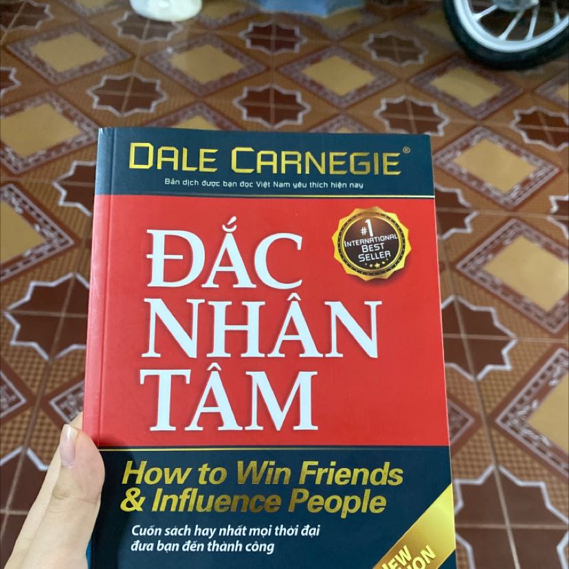 Mặc dù mới đọc được một ít nhưng mk thật sự thấy cuốn sách này đáng để mua. Qua những câu chuyện mà mk thấy đc cách ứng xử khôn khéo thì sẽ giải quyết được rất nhiều vấn đề mà tưởng chừng k thể giải quyết đc. Bề ngoài của cuốn sách thì khỏi phải chê rồi rất đẹp. Khuyên mn nên đọc thử nha