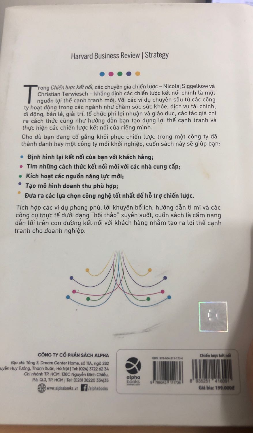 Sách mô tả chi tiết về hành trình của khách hàng khi mua hay sử dụng sản phẩm dịch vụ của một đơn vị, qua đó liệt kê những công cụ chi tiết xác định giá trị gì được tạo ra trong hành trình đó nhằm giúp doanh nghiệp tăng sự kết nối với khách hàng. Tuy nhiên những bài học hay ví dụ đều sử dụng nghiêng về mảng công nghệ. Nên đối với các ngành truyền thống sẽ chỉ có thể ứng dụng được một phần mô hình của Chiến Lược Kết Nối qua lý thuyết.