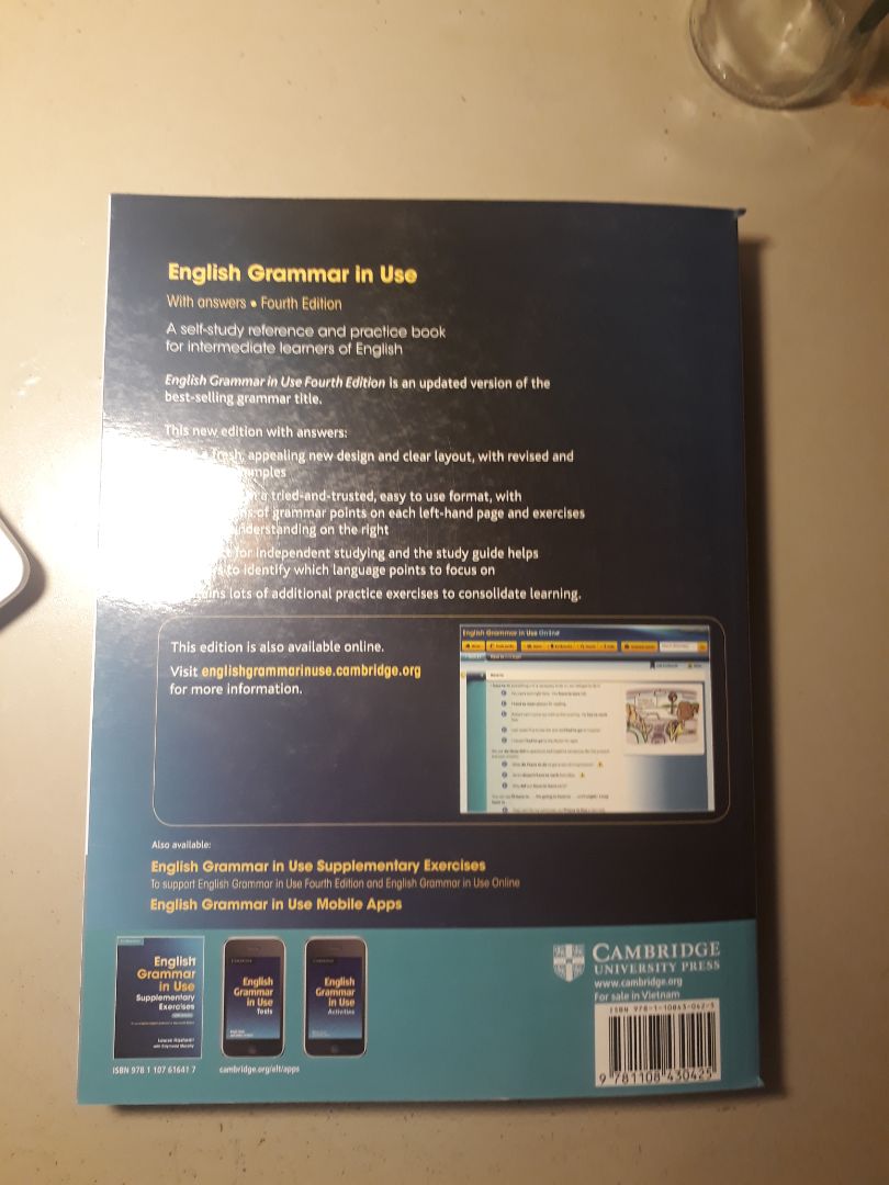 Dịch bệnh nên tiki giao hàng hơi lâu chút, điều này mình có thể thông cảm được. Nhưng cũng không quá lâu so với dự kiến (chậm 1 ngày thôi), mình còn tưởng lâu hơn cơ vì mình đọc chỉ thị là shipper cũng không được làm việc. (Mình ở Hà Nội)
Về cuốn sách, mình làm cuốn này được hơn một tuần rồi, mỗi ngày đều đặn ít nhất 2 units, vì mình mới thi đại học xong nên vẫn còn lười chút nhưng cố gắng duy trì mỗi ngày, bởi mỗi unit chỉ gói gọn trong 2 trang(1 trang lý thuyết và 1 trang bài tập). Vì thế nên cách bố trí cũng không giống kiểu sách Giải thích ngữ pháp của Mai Lan Hương mà mình đã từng làm (tất cả gói gọn trong một bài, lý thuyết hết rồi mới đến bài tập luyện) các bạn có thể xem ở mục lục. Nhờ đó nên mình thấy làm quyển này khá vui và ko bị dễ nản. 
Sách phù hợp cho các bạn chưa chắc kiến thức muốn ôn lại từ đầu. Những bạn mất gốc thì hơi mệt xíu vì sách full tiếng anh. Dù sao mình vẫn thích sách của MLH hơn vì nó trình bày rất bài bản và đầy đủ, không quá lan man, SIÊU PHÙ HỢP với các bạn ôn thi THPTQG. Bây giờ mình không học để thi nữa nên thích làm quyển này hơn. Sách giấy giày đẹp. Xứng đáng giá tiền.
Còn về đóng gói thì lúc mình nhận hộp hơi nát, bên trong có miếng xốp mỏng nên ok.