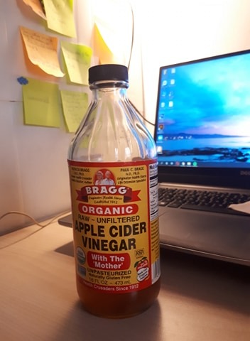 mình đã mua và uống được gần 1 tháng rưỡi. Nay vô thấy đang sale còn 140k nên hốt về để dành uống dần. Cái này giảm cân theo kiểu healthy nên phải sử dụng liên tục trong 1 tgian mới có hiệu quả, (theo 1 nghiên cứu mình đọc trên mạng thì ít nhất phải 12 tuần). Nên cho đến hiện tại cân nặng mình có giảm nhẹ nhẹ, điều khác biệt rõ rệt là cái bụng uống rất nhiều trà sữa của mình đã thon hơn trước. Lí do cho 4 sao là vì cái mùi nó hơi kinh (hình như giấm phải có mùi như vậy), cần tgian để làm quen , phải nói là khá khó uống, nhưng vì mục tiêu giảm cân + dáng đẹp nên nhắm mắt nhắm mũi uống. Bạn nào muốn dễ uống hơn thì pha cùng 1 gói lipton ice tea chanh mật ong là okie ^^