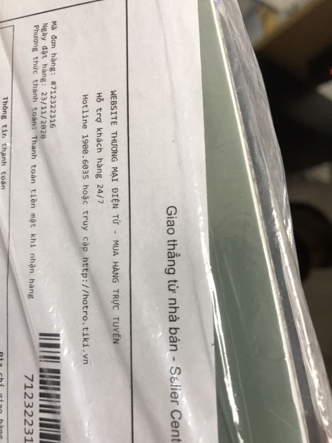 Đóng gói chưa an toàn các góc, dễ bị móp. Giấy mỏng, màu vàng, không mịn.