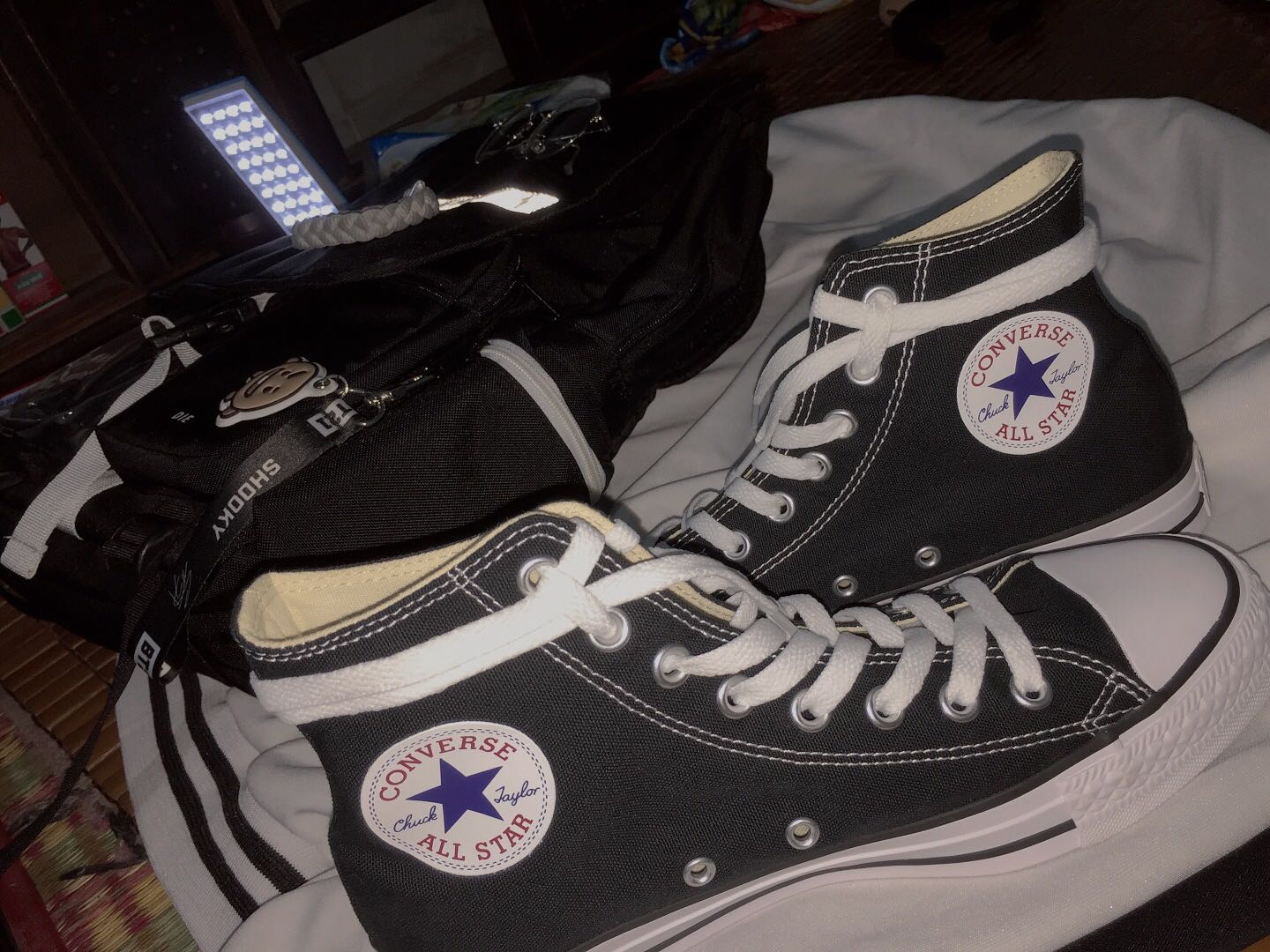 giày thì ok nhưng box thì hỏng mất rồi :(( em không biết do vận chuyển hay như nào mà vừa móp góc rồi vừa rách nữa. tới nỗi mà mẹ em còn hỏi: “giày hiệu hay dỏm mà cái hộp ghê vậy” nữa :(( hơi thất vọng chỗ đó thôi. còn lại thì ok hết ạ ?mẹ em vứt box luôn rồi :)) nên hong chụp được