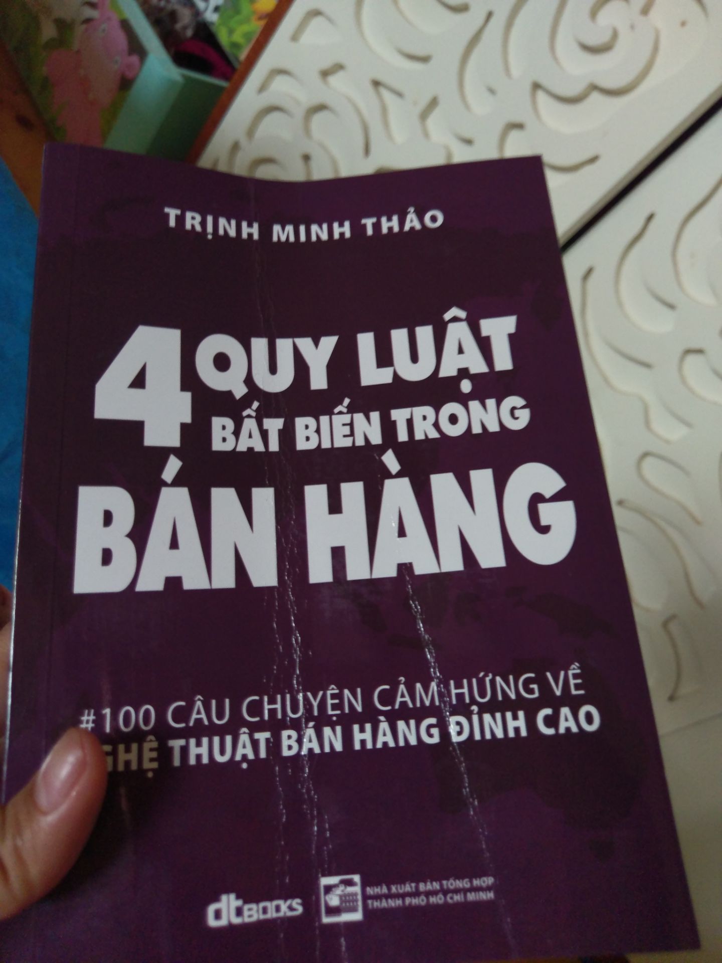nhận đc sách rất buồn vì bìa sách nát gập. gọi tổng đài cả mấy chục cuộc đều các tổng đài viên đang bận. lần đầu tiên thất vọng về tiki như vậy