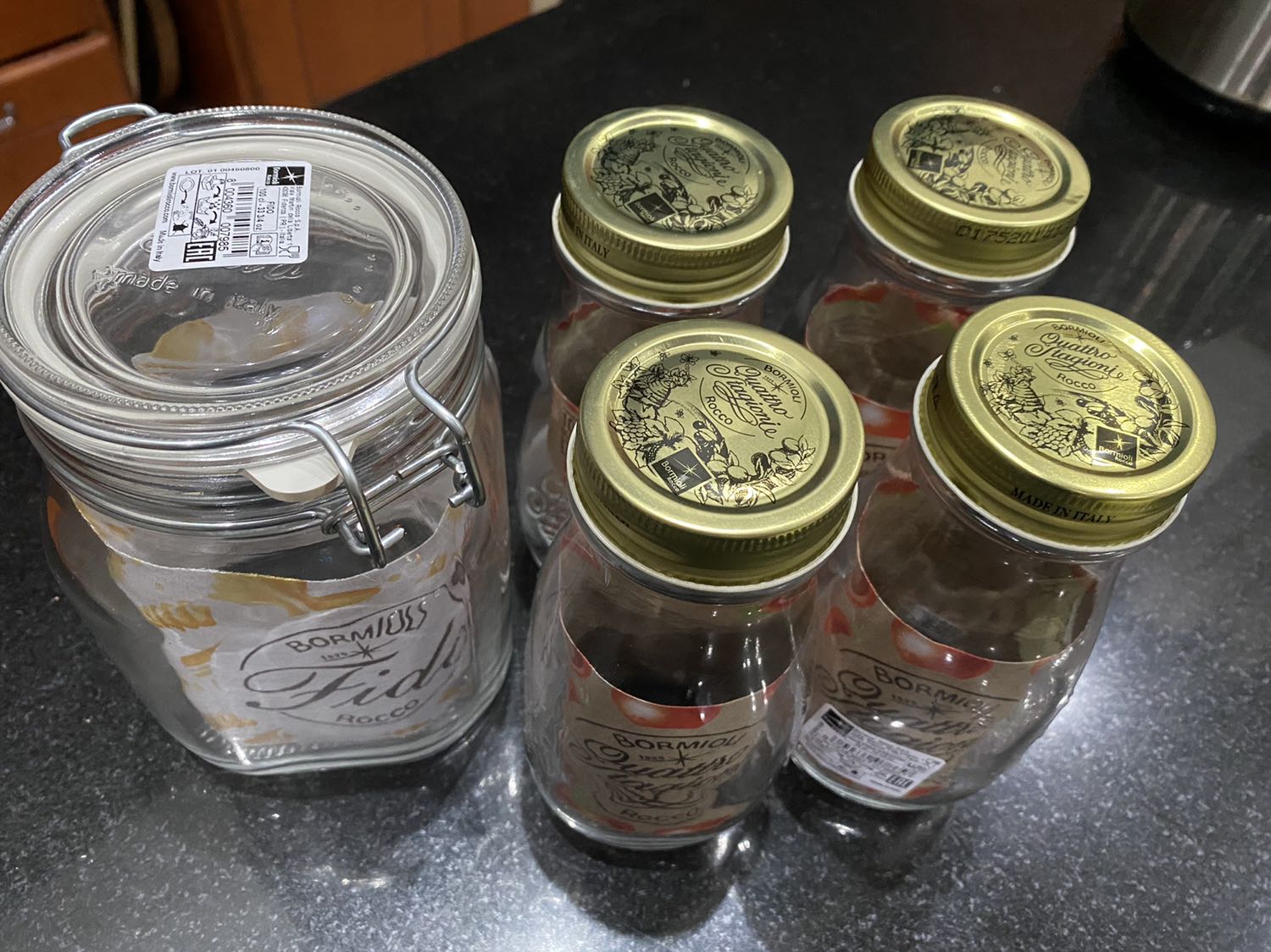 Tôi rất thích, đóng gói cẩn thận, giao hàng rất nhanh (trong vòng 3h. Có hai nắp lọ hơi bị lõm nhưng vì tôi dùng nên cũng ok. Tôi dùng làm sữa chua thì nó hơi cao so với nồi ủ của tôi (ko đậy nắp nồi đc). Lọ đúng 400 mL.