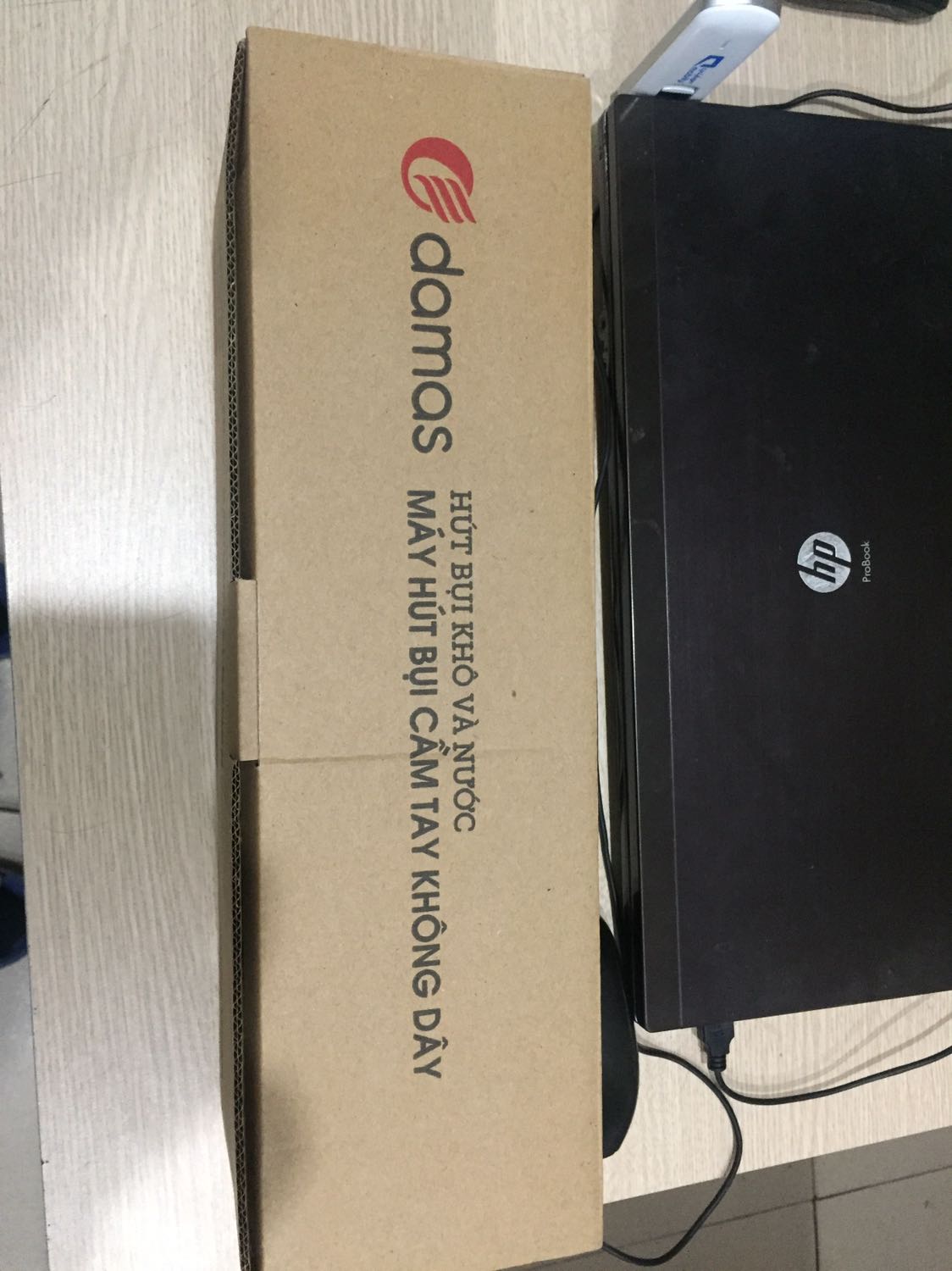 Thấy shop bán có thương hiệu nên yên tâm mua, đúng là không thất vọng ạ ^^
 Hộp sản phẩm là bìa cứng, nhìn đã chắc chắn rồi ý, máy được bao bằng 1 lớp chống va đập. Uầy, mình đã từng mua máy của các nơi khác, hộp nó chỉ là bìa mỏng thôi, thế mà thương hiệu này hình như mới nhưng lại sản xuất hàng rất chắc chắn và đẹp nhaa @@ được kèm rất nhiều đầu hút theo máy nữa. Mình bật hút thử thì thấy rất khỏe, đúng là nhỏ nhưng có võ ha ha ^^ Với mức giá hơn 400k có 1 con máy hút bụi này thì quá đáng tiền. Mình ít đánh giá hàng trên Tiki vì không có shop nào khiến mình hài lòng nhưng lần này đánh giá kỹ 1 chút để các bạn khác biết về sản phẩm của shop ạ. Chúc shop làm ăn phát đạt và thành công ^^