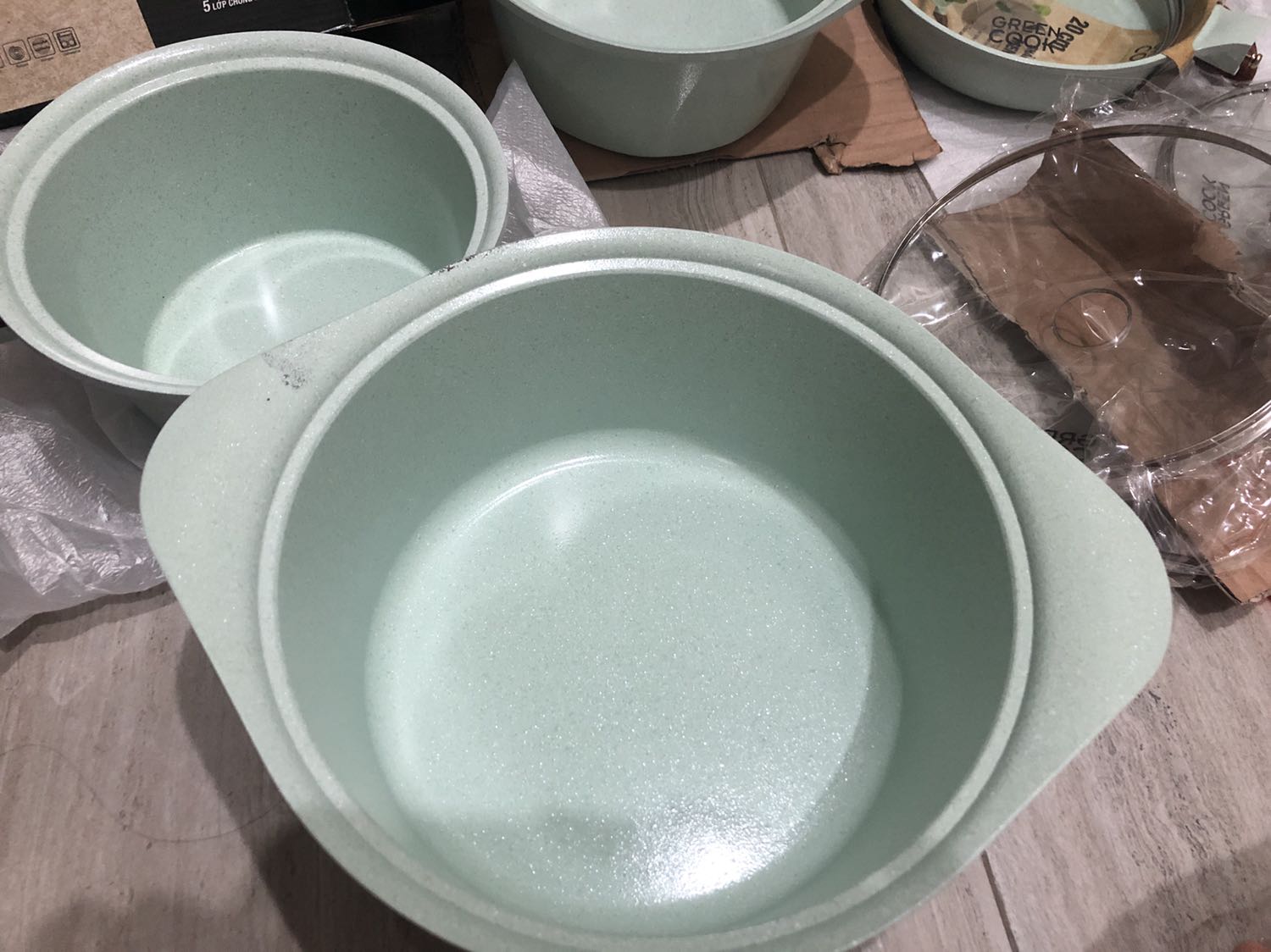 - Sản phẩm khá mỏng và nhẹ 
- Nồi quánh đúc Ceramic mà bị tróc hết cả sơn ??? 
- Mong Tiki làm việc lại với shop để người tiêu dùng đổi sản phẩm bị hỏng.