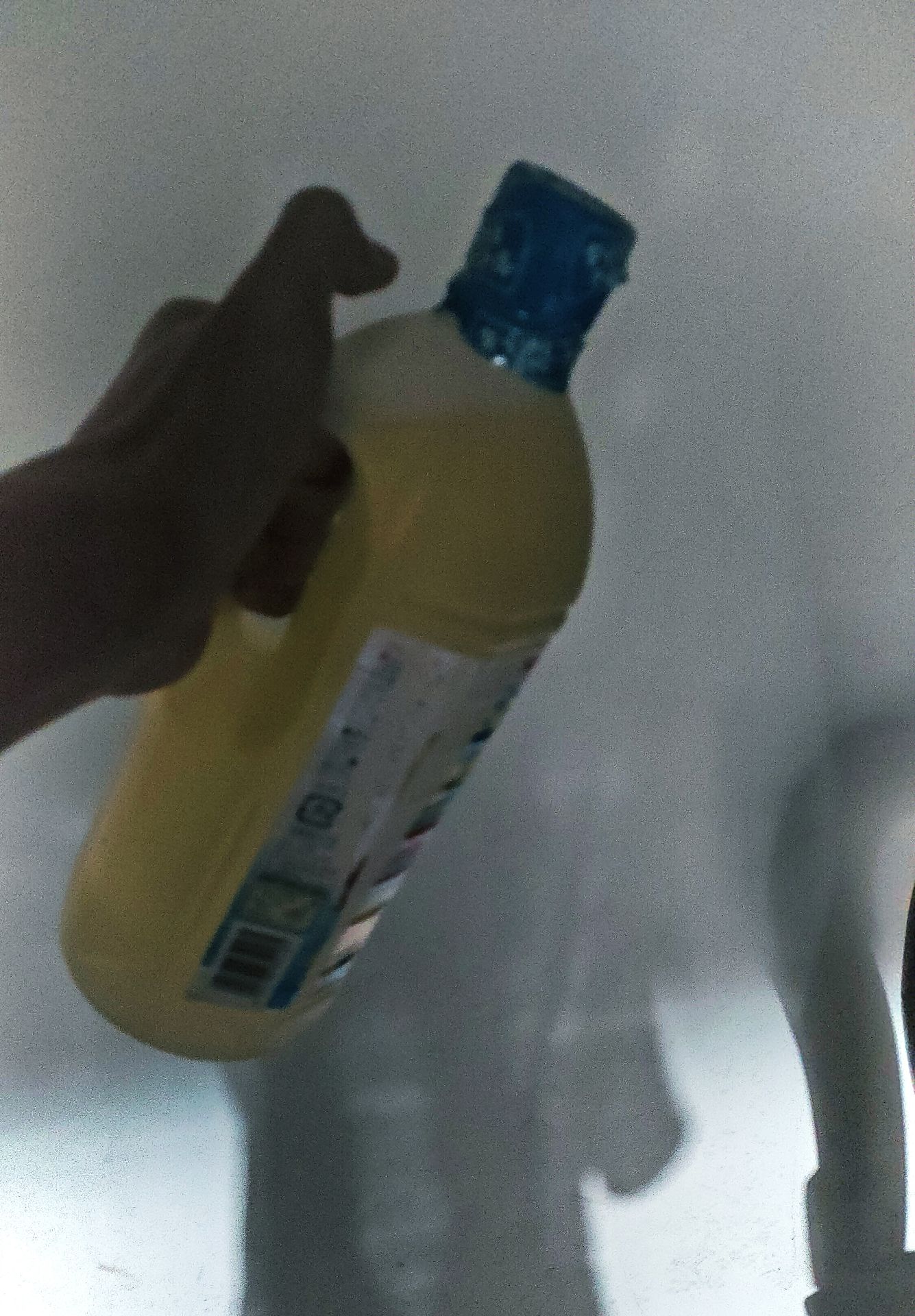 Chất lượng dịch vụ:

Sản phẩm được đặt chỉ giao trong vòng chưa đầy hai ngày. Nói chung vận tốc của Tiki thì ai dùng một hai lần là biết rồi phải không.

Lần đầu được giao đơn 0 đồng nên mình cảm thấy thấp thỏm bồi hồi lo lắng run run lắm. Kiểu sợ hàng không đến tay nhưng lúc hàng đến rồi thì vui múa tay múa chân, không nói lên lời.

Nói lầ đẹp trời mà cũng có vài hạt mưa vương trên đường. Chú shipper hiền lắm mà lúc nào cũng lịch sự, xuống xe đặt sản phẩm cẩn thận một góc, rồi gọi mình ra nhận. Chú bảo dịch bệnh mà mưa lạnh như thế cho tiện. Sau mấy thao tác thì chú vẫy vẫy mình rồi tiếp tục chuyến hành trình của mình.

Về chất lượng dịch vụ, từng ấy câu thôi đã biết Tiki rất đỉnh, không thể chê miếng nào phải không!

 

Trải nghiệm thực tế:

Bình thường mình khá khó tính trong các vấn đề liên quan đến sức khỏe. Và dùng dầu ăn mới cũng vậy! Mình sợ không biết nó có hợp với nhà không. Kết quả trái ngoài với điều mình lo lắng. Hương vị của dầu ăn Ăn Hoa Cải Ajinomoto có hương vị nhẹ, không lấn át các hương vị của món ăn, làm mất hương vị đặc trưng của món ăn. Ngoài ra, dầu ăn có khả năng chịu nhiệt cao nên dùng trong các món ăn chiên xào rất tốt. Lúc chiên xào, dầu cực trong, không bị đen hay cạn kiếc gì. Điều này làm mình ấn tượng lắm. Dầu ăn hoa cải của Nhật cũng là loại dầu ăn dành cho bé ăn dặm vì đây là nhóm chất dinh dưỡng rất quan trọng, đóng vai trò chính trong cung cấp năng lượng cho trẻ, giúp hình thành mô mỡ có chức năng điều hòa thân nhiệt, cung cấp chất béo giúp cho quá trình hấp thu các vitamin quan trọng trong cơ thể (A, D, E, K ), giúp hoàn thiện cấu trúc như mô não và một số hóc-môn quan trọng khác…
Nếu cần phải tiết giảm cholesterol, bạn nên chọn dầu ăn hoa cải trong nấu ăn. Dầu hoa cải cung cấp chỉ có 7% chất béo bão hòa từ tổng số calo hằng ngày, ít mỡ chuyển hóa và không cung cấp quá 300 mg cholesterol mỗi ngày.

 Và theo mình được biết, dầu ăn hoa cải Ajinomoto được nhóm nghiên cứu trường Đại học Harvard đánh giá là loại dầu ăn tốt nhất hiện nay. So với dầu đậu nành, dầu oliu, dầu óc chó và các loại dầu thực vật khác, dầu hạt cải hoàn toàn không thua kém về các loại dưỡng chất cao đã được chứng minh lâm sàng trên trẻ em tại Australia: "Các nhà nghiên cứu đã cho các trẻ em Australia từ 6 - 8 tháng tuổi được ăn chế độ ăn cùng dầu hoa cải. Trong hai tháng đầu, những em bé này được ăn 15g dầu hoa cải mỗi ngày sau đó tăng lên 22g trong 3 tháng cuối. Kết quả cuối cùng sau 5 tháng cho thấy, lượng cholesterol có hại trong máu của nhóm trẻ trên giảm đến 29%. Kết quả này được các bác sĩ và chuyên gia nghiên cứu khẳng định là nhờ ăn dầu hoa cải"..