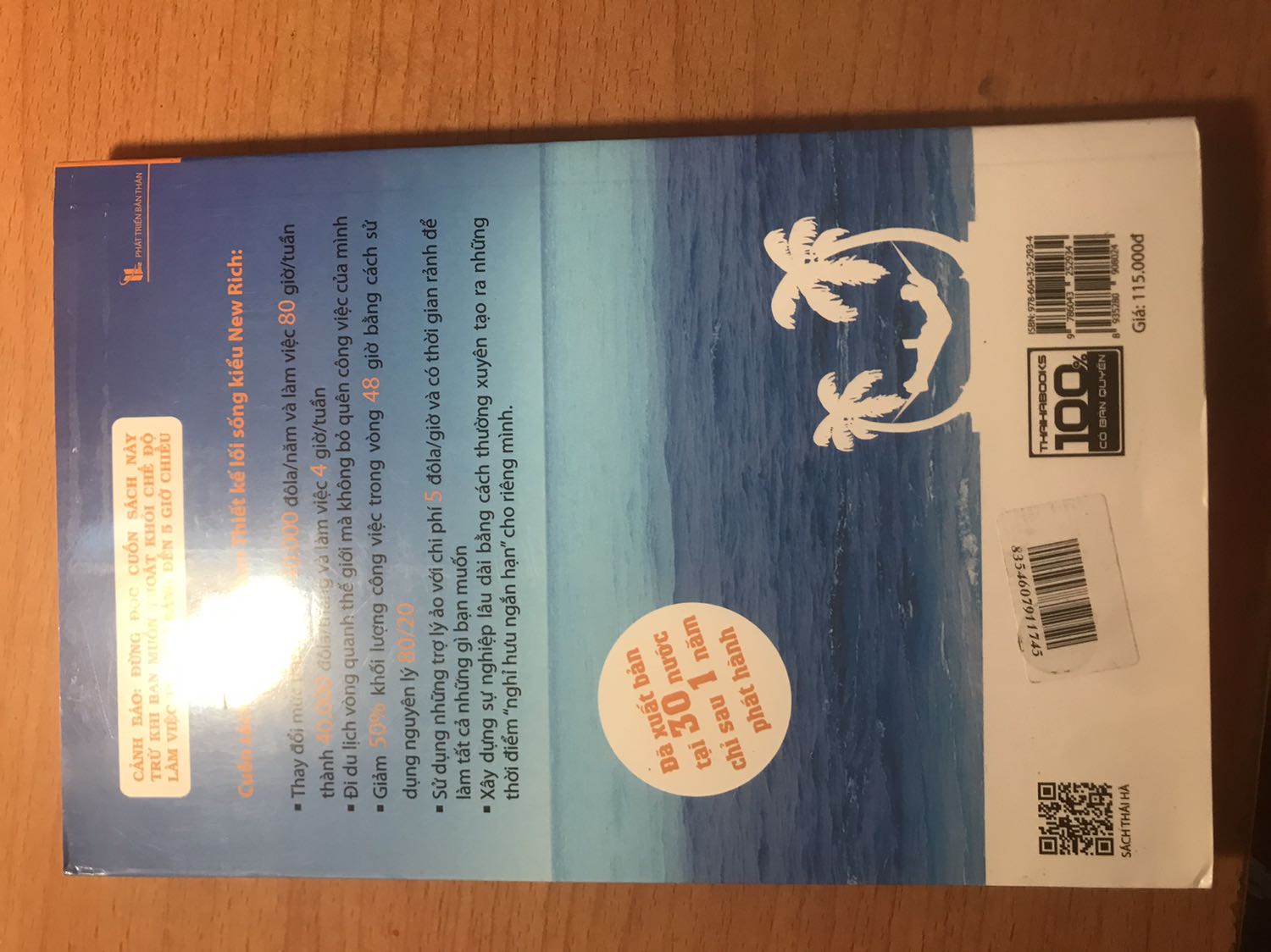 Mình mua quyển này theo gợi ý trên Youtube. Sách bự chà bá, nhìn như quyển giáo trình. Sợ. Mình thắc mắc tại sao nxb không làm quyển cỡ nhỏ như bình thường nhỉ? Mình đọc giáo trình ngán lắm rùi cầm quyển này muốn xỉu ngang. Mà sách cũ lắm nha. Nhìn giống như bị người ta đọc rồi. Còn bị bãy góc nữa. Khóc