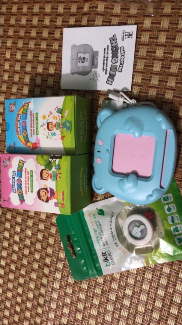 Con mình thường xuyên quên từ vựng khiến mình dạy rất khó khăn nay mua cái máy này cho bé học thử, bé rất thích và thấy bé nhớ từ hơn nữa. Hy vọng bé sẽ học xong bộ này, sản phẩm rất đáng tiền.