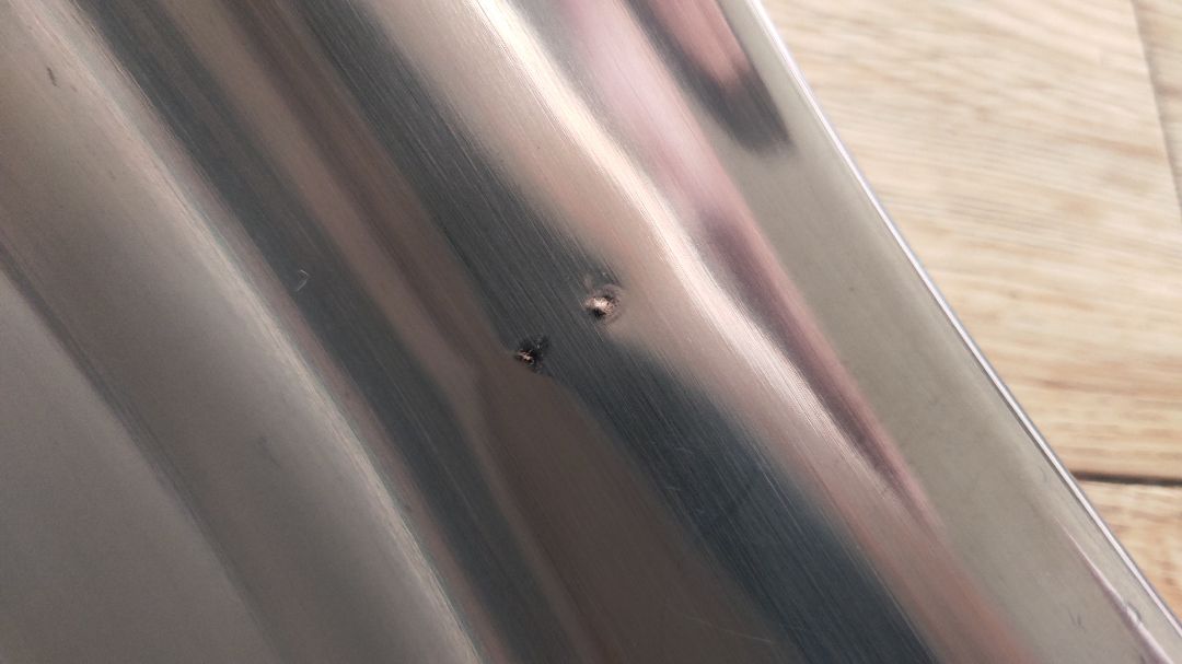 Đóng gói cẩn thận, giao hàng nhanh, mua 2 nồi nhưng chỉ có 1 phiếu bảo hành. Nồi không móp méo, inox sáng, nhưng chất lượng gia công chưa tốt lắm, đế nồi và thân nồi vẫn có khe hở nhỏ, có dấu hàn giữa quay và thân