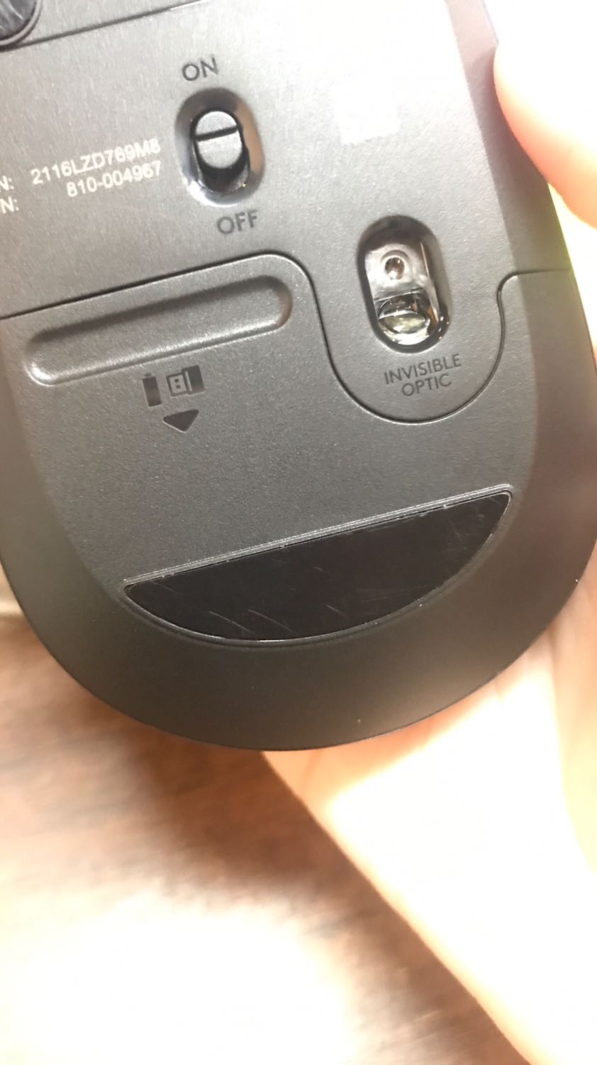 Giao hàng nhanh, đóng gói nhỏ gọn, chuột khá nhẹ. Tuy nhiên, phần đế chuột bị trầy xuớc nhiều giống như đã qua sử dụng