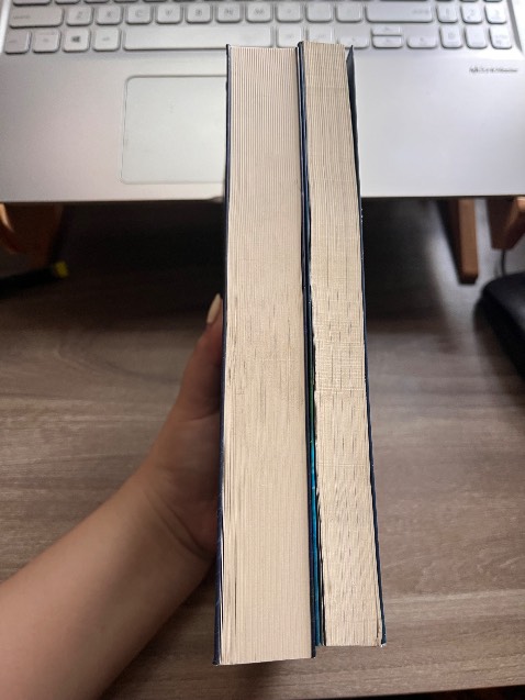 Sách bám bụi ở bìa, rìa sách bẩn và nhăn.