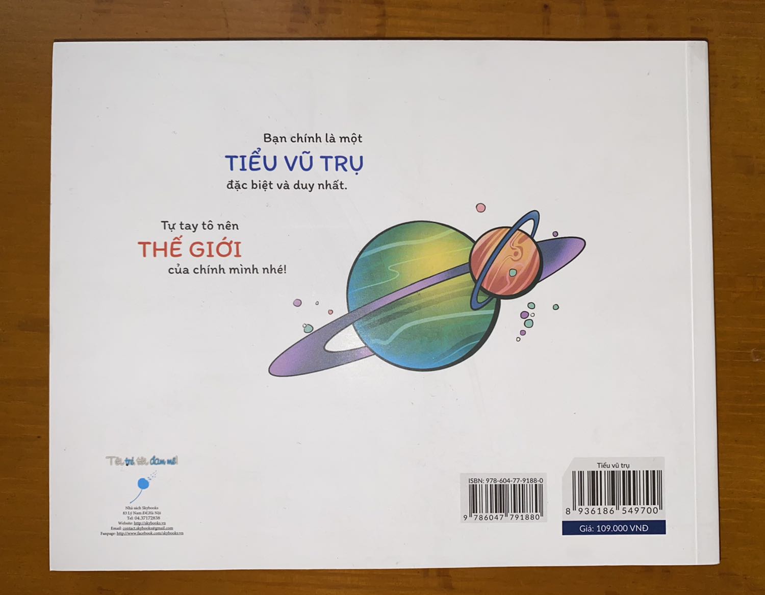 Sách đáng yêu lắm nè. Chất liệu giấy rất tốt để thoả sức dùng các loại màu vẽ. 
Sách có bookcare nên mới cứng lắm.