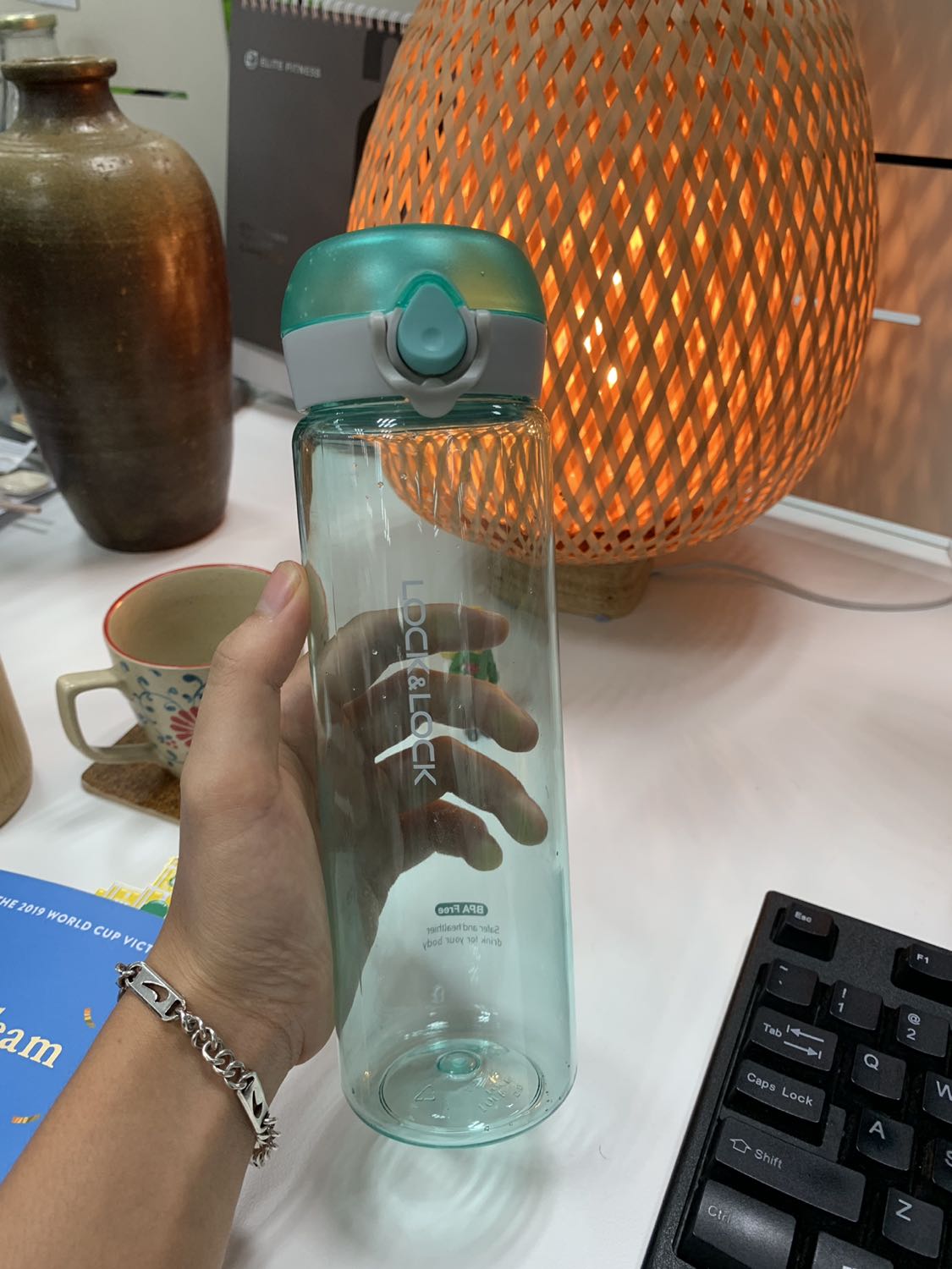 Định mua bình lâu lắm rồi mà khi thấy mẫu này mới chốt được. Nhìn dáng bình ưng ngay. Đây là mẫu mình ưng nhất của lock&lock.
- Thiết kế gọn gàng (ít có bình ko giữ nhiệt nào có dc dáng tối giản thế này).
- Màu nhã nhặn. Có xanh mint mình thích.
- Nắp có đệm cao su chống tràn, có khoá nắp 2 lần. Cái giao cho mình dễ ấn lắm. Ko khó bật như vài cái từng xem ở store.
- 550ml vừa đủ nhu cầu vừa nhỏ gọn.
- Không có mùi nhựa. Mấy đồ này cứ hàng hãng mà dùng, ko nên mua bình nước linh tinh.