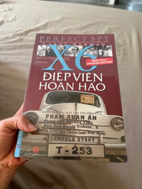 Sách in đẹp, chất lượng!
Nội dung: đó là 1 góc nhìn rất khác từ 1 tác giả người Mỹ. Thi thoảng mình có cảm giác tác giả đang biện minh nói giảm cho tội ác trong chiến tranh chống Mỹ của nhân dân ta thông qua việc nhấn mạnh những lời khen ngợi và cảm tình của bác Ẩn dành cho người Mỹ!
Tuy nhiên độc giả sẽ có thể có thêm 1 góc nhìn mới “thú vị” về miền Nam VN những năm 60-70! Sách in đẹp, chất lượng!
Nội dung: đó là 1 góc nhìn rất khác từ 1 tác giả người Mỹ. Thi thoảng mình có cảm giác tác giả đang biện minh nói giảm cho tội ác trong chiến tranh chống Mỹ của nhân dân ta thông qua việc nhấn mạnh những lời khen ngợi và cảm tình của bác Ẩn dành cho người Mỹ!
Tuy nhiên độc giả sẽ có thể có thêm 1 góc nhìn mới “thú vị” về miền Nam VN những năm 60-70!