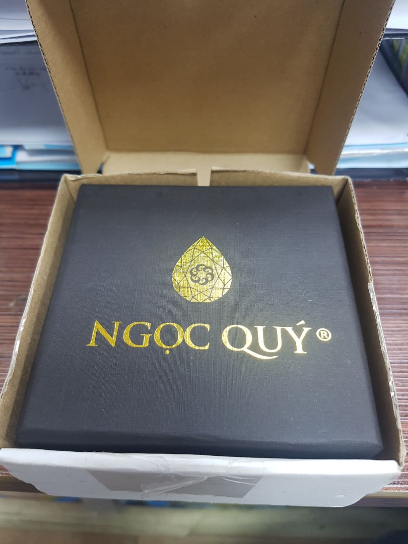 Rất đáng tiền. Sản phẩm gồm hộp, dây thay và được tặng thêm  thẻ đt 20k nữa.