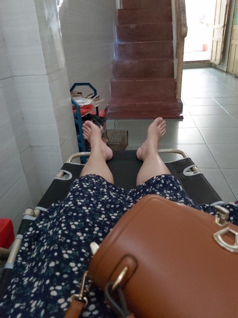 Giao hàng nhanh mặc dù mình ở tỉnh. Phí cũng phải chăng nhờ có giảm! Nhà mình thích lắm! Chắc chắn, có điểm trừ là nó ko gập chân xuống được nên bước xuống là quay qua 1 bên! Nói chung là đáng mua! Bền ko thì chưa biết nhưng ai cần thì nên mua nằm thoáng mát!