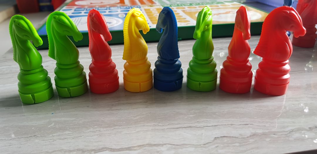 Chân ngựa nứt vỡ mất 1 nửa. Bi rơi cả ra ngoài