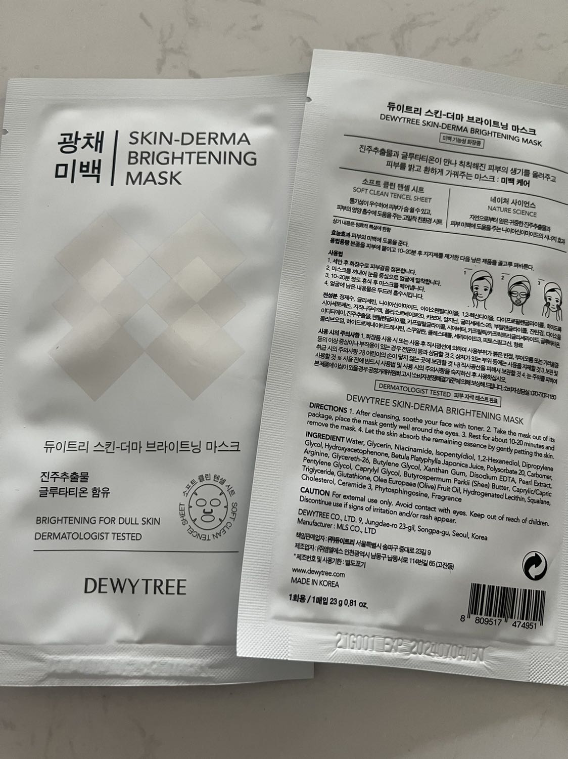 Tôi đặt mua thử 2 mặt nạ lúc giá đang khuyến mãi là 11K/cái, đã thử dùng 1 cái và có nhận xét như sau:
- Mặt nạ khá mỏng, đắp lên mặt khá ôm, trong suốt (mở điện thoại bằng FaceID vẫn nhận diện được) 😄
- Do mặt nạ khá mỏng nên lúc gỡ ra để đắp mặt hơi khó một chút.
- Mặt nạ không có mùi nồng như một số loại khác, điểm này tôi khá thích.
- Gói mặt nạ có khá nhiều nước, đắp lên mặt hơn 20p cũng chưa khô như các loại khác.
- Cảm giác dưỡng chất trên mặt nạ không thẩm thấu được hết vào da (dù tôi đã rửa mặt bằng nước ấm, bôi nước cân bằng da trước khi đắp nhưng sau khi đắp xong hơn 20p mà vẫn thấy mặt ướp nhẹp, không thấy thấm vào da mấy).
- Sau khi đắp xong thì không thấy da có nhiều khác biệt lắm so với các loại mặt nạ khác tôi đang dùng (có lẽ do không hợp da).
Điểm cộng cho shop là giao hàng nhanh chóng, đóng gói cẩn thận.