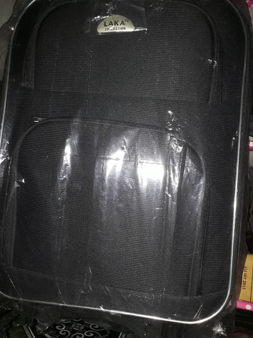 san pham gióng hình, nhìn khá chắc chắn, chất lượng thì phải dùng 1 tg mới review tiếp đc , mới đầu mình nghĩ nó sẽ nhỏ nhắn, nhưng nó lớn hơn so với những gì tưởng tượng vì 20inch. bự lắm ko biết có mang lên máy bay đ ko