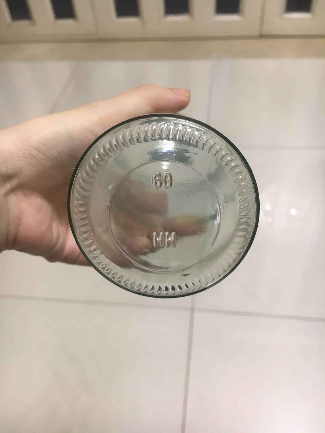 Shop đóng gói khá kĩ, ko vỡ chai nào. Trên thân chai tuy có vài vết trầy nhỏ, nhưng nhìn chung ok so với giá tiền. Nắp chai sau khi trần qua nước sôi thì cũng không thấy mùi gì.
Dưới đáy chai có ký hiệu HH, nhưng mình ko search ra được ý nghĩa?