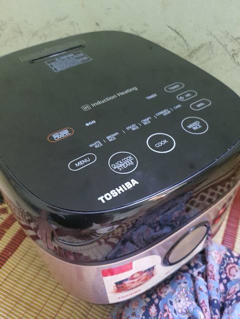 Nồi cơm mua về nồng nặc mùi nhựa, sau khi rút phích điện lấy ruột ra vẫn bị nhiễm điện châm chít ở tay. Còn về cái mẫu mã đẹp, tặng rổ hấp đẹp. 
Nấu cơm nồng mùi nhựa, k ngon như quảng cáo 
Muốn tiki sử lý đổi hàng hoặc thu hồi hàng hoàn tiền Nồi cơm mua về nồng nặc mùi nhựa, sau khi rút phích điện lấy ruột ra vẫn bị nhiễm điện châm chít ở tay. Còn về cái mẫu mã đẹp, tặng rổ hấp đẹp. 
Nấu cơm nồng mùi nhựa, k ngon như quảng cáo 
Muốn tiki sử lý đổi hàng hoặc thu hồi hàng hoàn tiền