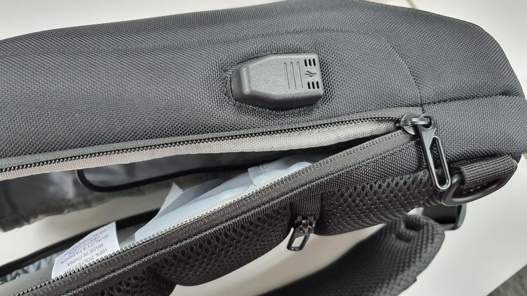 Túi chất liệu tốt, khóa trơn, các ngăn đủ dùng song khoang để đổ bên trong chưa hợp lý lắm. mình trừ 1 sao vì mùi vật liệu làm lót hơi khó ngửi, không rõ dùng lâu có hết không. Túi chất liệu tốt, khóa trơn, các ngăn đủ dùng song khoang để đổ bên trong chưa hợp lý lắm. mình trừ 1 sao vì mùi vật liệu làm lót hơi khó ngửi, không rõ dùng lâu có hết không.