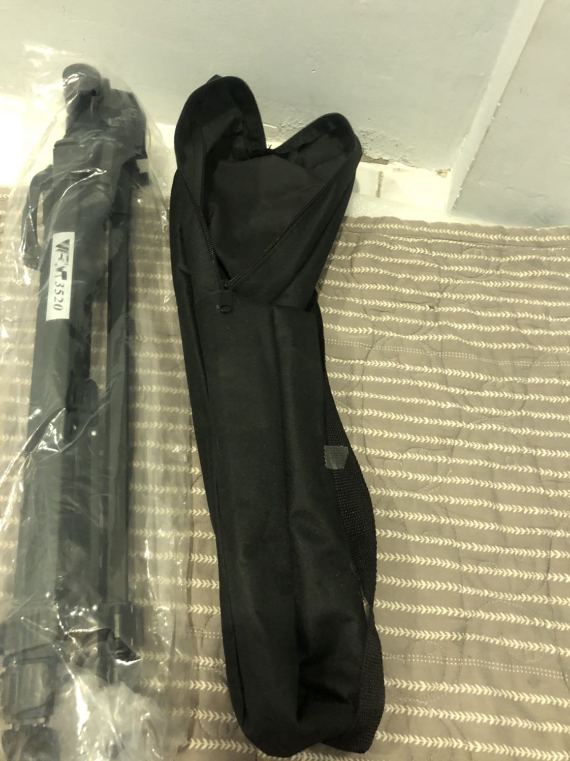 ko có 0 sao để đasnh, san phẩm ko có hộp, ko một tờ giấy nhãn mác, bao đen dơ như đã qua sử dụng, ko tặng kèm kẹp hay remote gì luôn. Mình ddang can gap nên lay ra xai luon, ko hoàn trả hàng đc, nhung cảm thấy thất vọng ghê gớm.