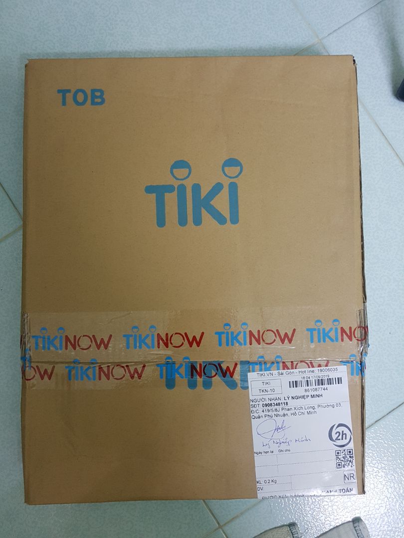 SP điện tử thứ 2 mua từ TIKI. Chọn "giao nhanh 3h", nhận sau khoảng 2h. Đóng gói tốt, kĩ, sản phẩm nhìn như mô tả, mới. 

Quạt hoạt động tốt, chạy êm hơn cái quạt tản nhiệt của laptop mình. Tuy nhiên vị trí thì ko khớp lắm khe hút gió của quạt laptop. Nhưng không quan trọng lắm vì thật ra mình tìm cái giá đỡ thôi, cũng ở phòng máy lạnh cả ngày. Tiết diện khá lớn vì cho cả Lap 17" nên chỉ thích hợp để cố định, mang di chuyển có lẽ ko tiện lắm nhg vẫn được. Tuy nhiên khi nâng lên thì mình lại có 1 không gian mới cho việc giấu dây nhợ.

Thích nhất là cái góc nâng của giá, cao nhất 45 độ nhg chắc chẳng ai dùng tới. Mình dùng nấc giữa 35 độ, khá hợp cả ngồi và ngả lưng vẫn thấy chữ bàn phím. Hay nhất có lẽ là việc nó nâng tầm màn hình lên ngang mắt nên sẽ loại được việc cúi gập gây mỏi cổ, trải nghiệm này khiến cho việc dùng cái laptop tuy cũ nhưng cũng thấy thú vị hơn.