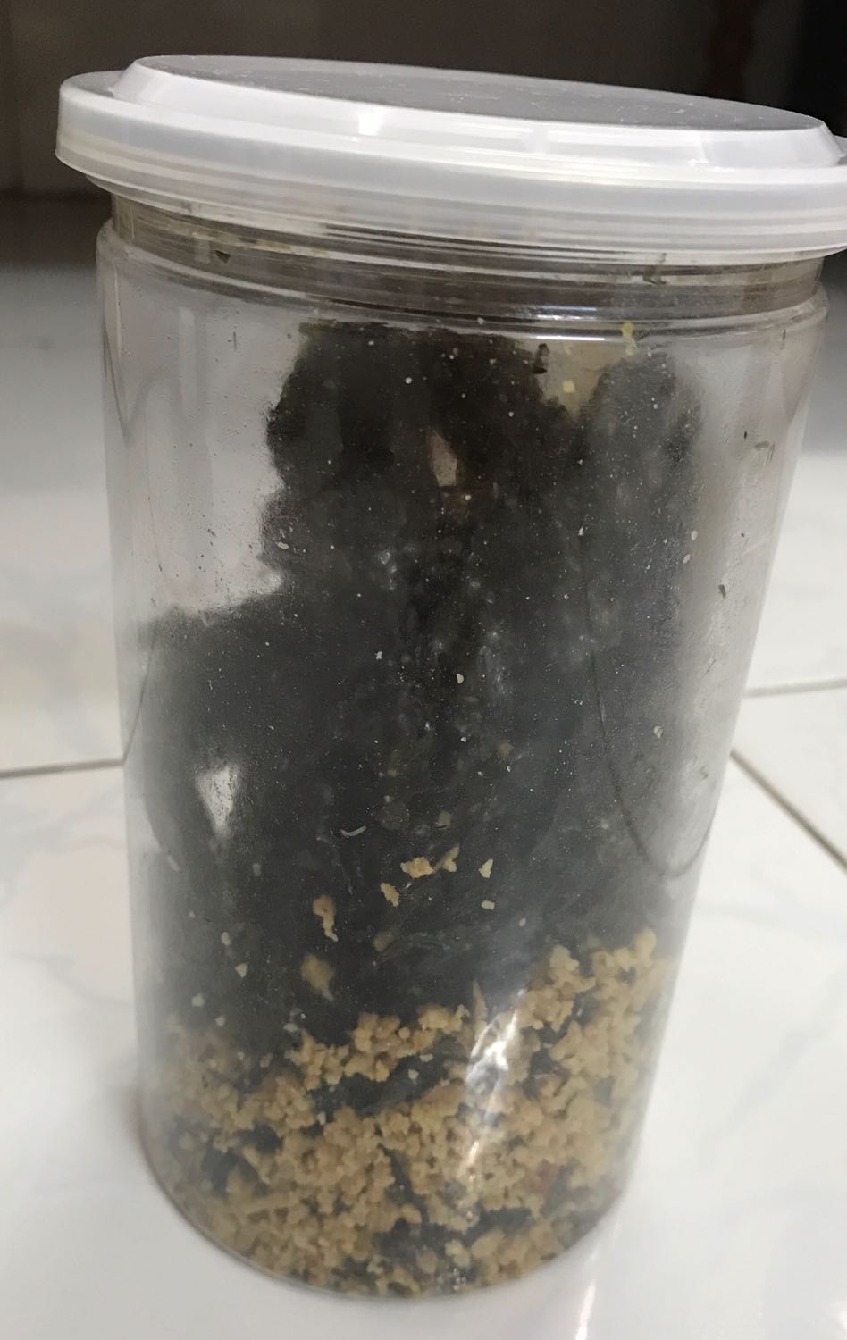 Rong biển sấy giòn, vị vừa ăn, thơm mùi tỏi, ngon  5 sao cho hương vị nhưng điểm trừ là ghi hộp 100g nhưng là 100g luôn hộp (mà cái hộp nặng hơn 55g rồi!!!) nên khui ra chỉ có 1 nhúm rong biển ăn xíu là hết ngày. Muốn mua hộp đóng gói nhiều hơn (200, 500g) mà không có, chỉ có 1 trọng lượng như thế thôi! Thật phí tiền cho những cái hộp và thải nhiều rác ra môi trường nữa!