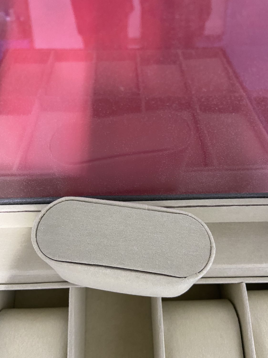 Hộ quá kín không thoáng khí … mở ra thì dơ với bụi một lớp … bên trong làm bằng giấy khá dổm👎